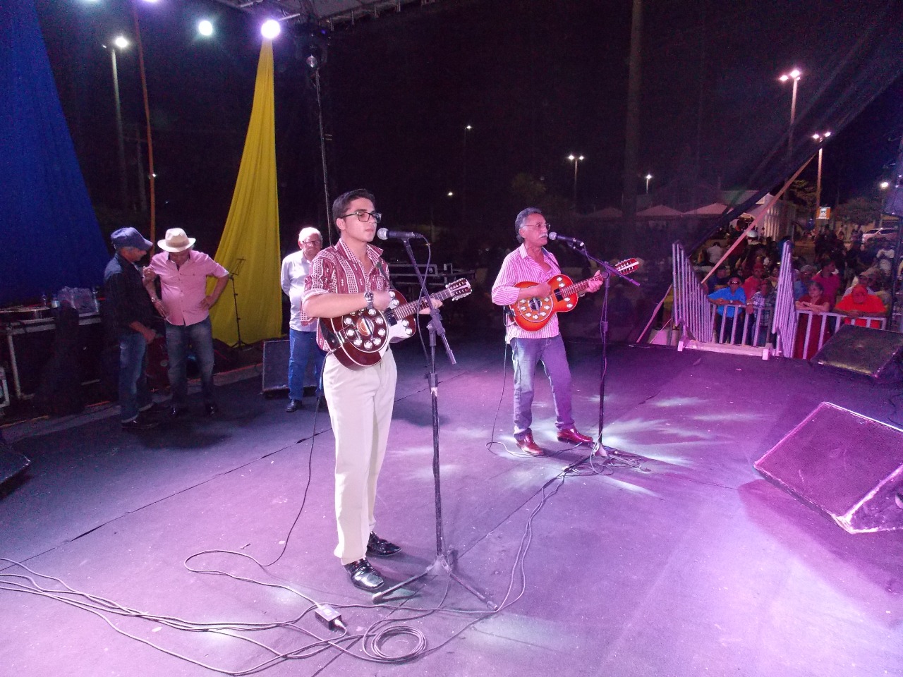 Realizado Com Muito Sucesso o Festival de Violeiros na Praça da Matriz de Parambu